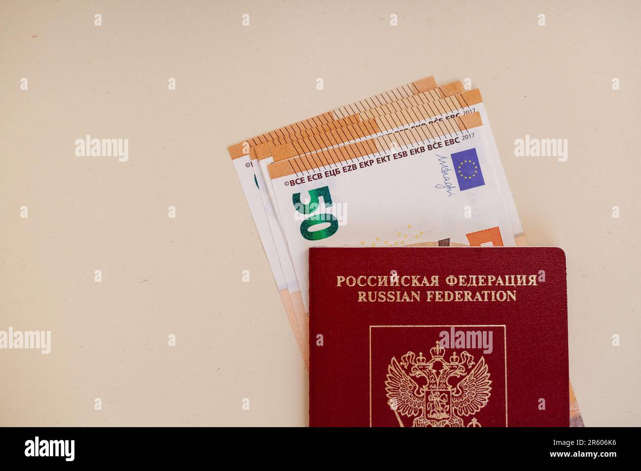 Passeport russe étranger dans lequel il y a des dollars ou des euros pour voyager à la frontière. Concept de vacances, de migration ou de voyage. Banque D'Images