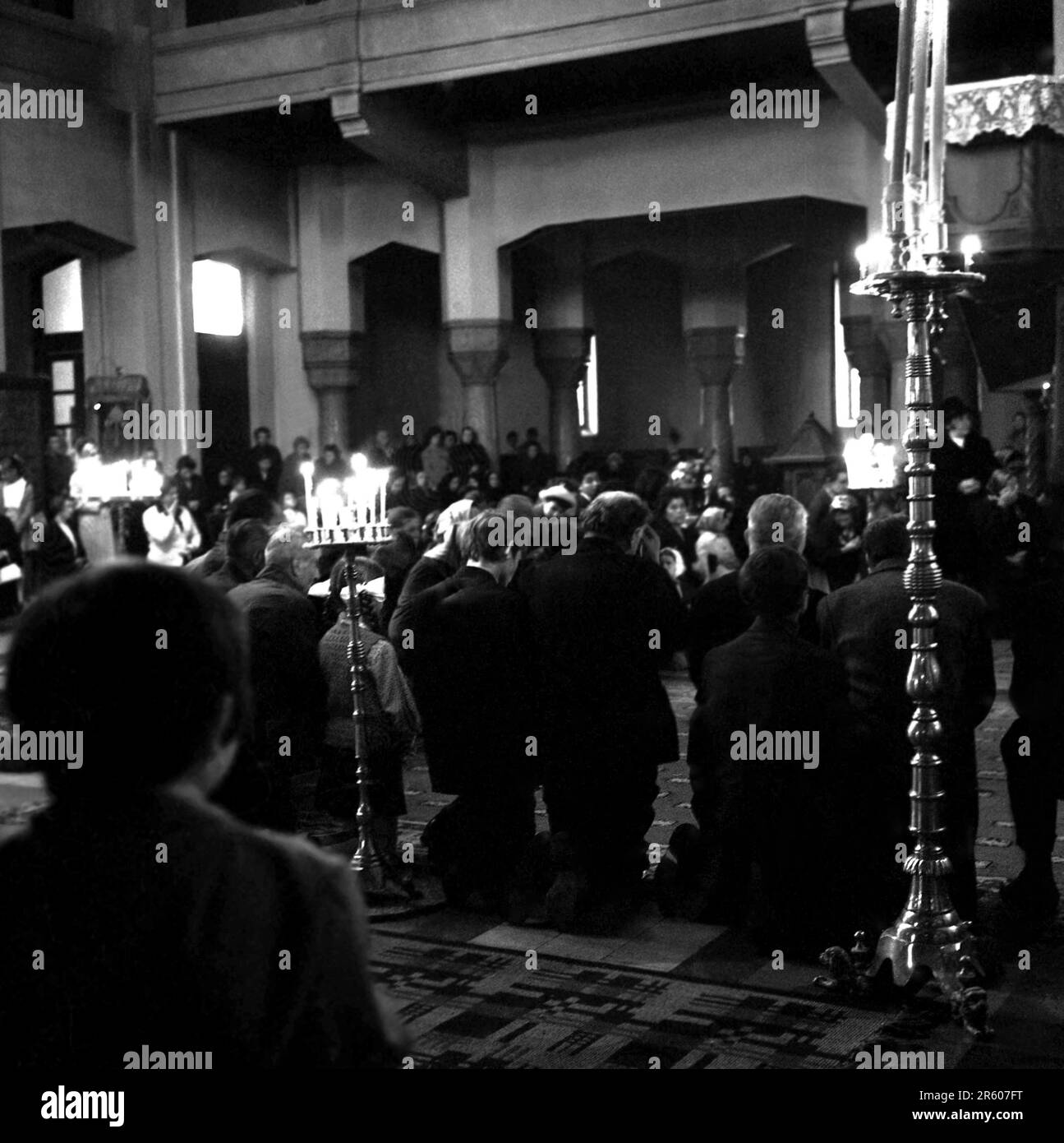 Transylvanie, Roumanie, environ 1976. Croyants pendant le service liturgique dans une église chrétienne orthodoxe. Banque D'Images