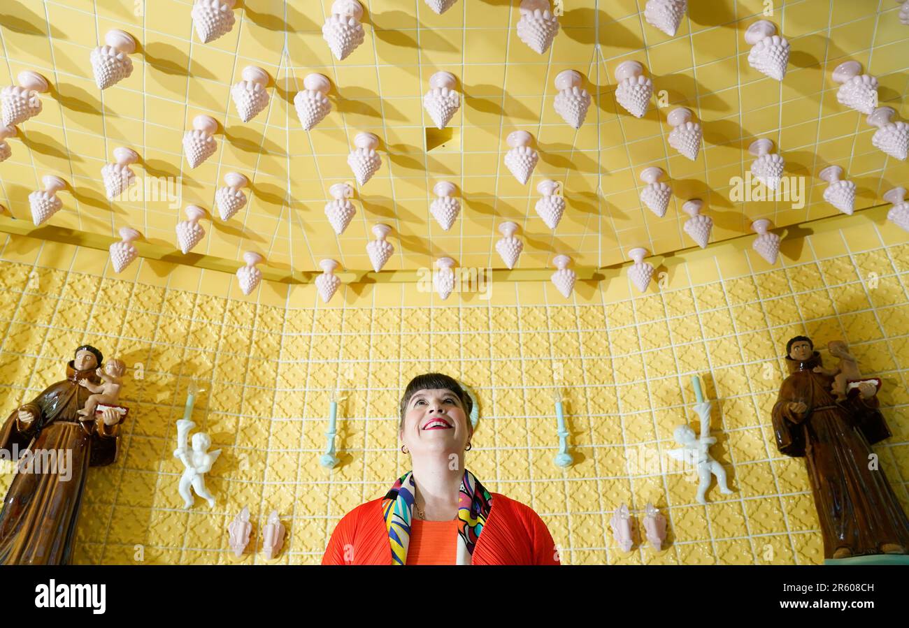 L'artiste portugaise Joana Vasconcelos regarde le plafond à l'intérieur de sa nouvelle installation Wedding Cake au Waddesdon Manor à Aylesbury, Buckinghamshire. Le pavillon sculptural de 12 mètres de haut, sous la forme d'un gâteau de mariage à trois niveaux, est revêtu de carreaux de céramique et a été mis en mission par la Fondation Rothschild pour Waddesdon. Date de la photo: Mardi 6 juin 2023. Banque D'Images