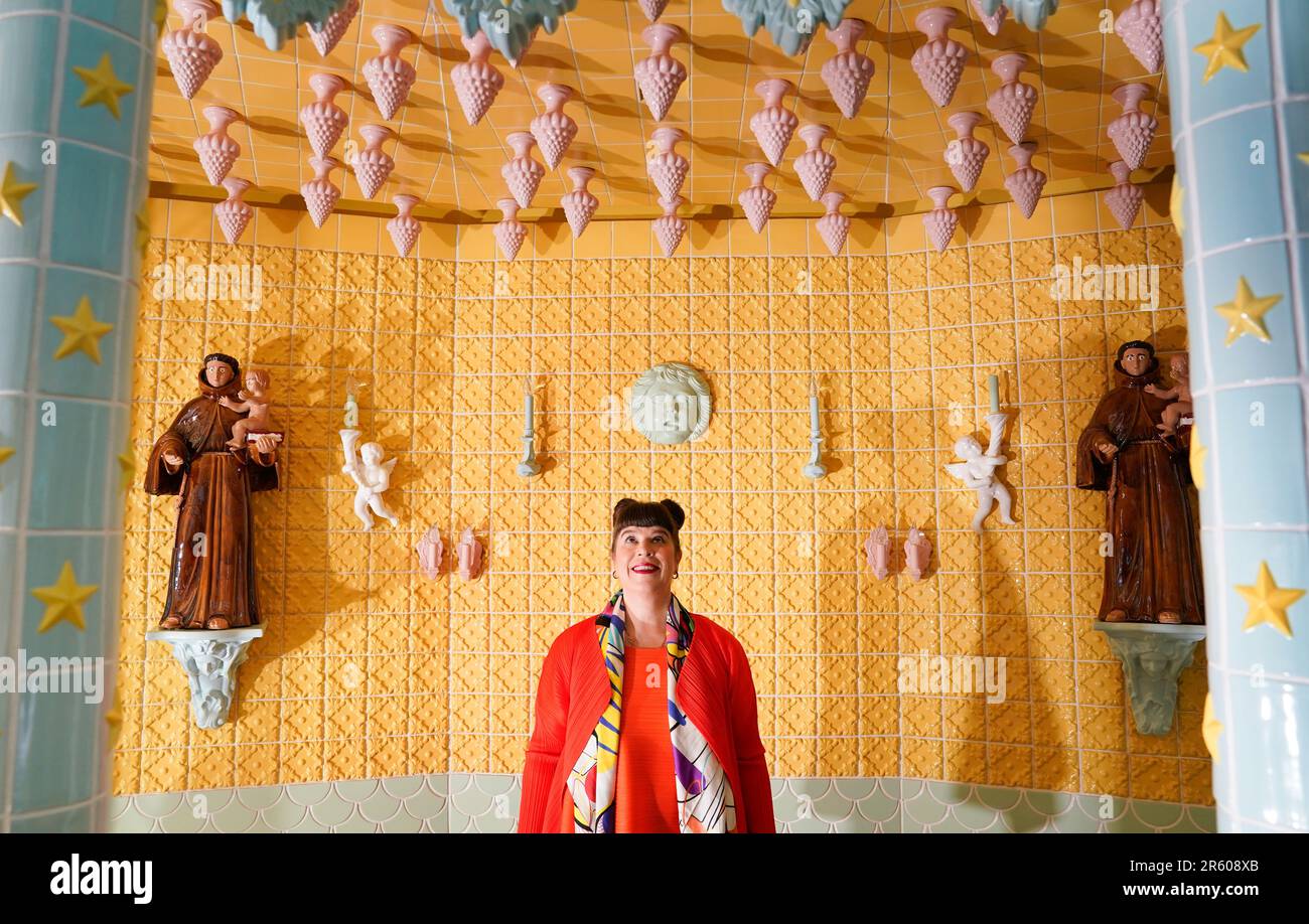 L'artiste portugaise Joana Vasconcelos regarde le plafond à l'intérieur de sa nouvelle installation Wedding Cake au Waddesdon Manor à Aylesbury, Buckinghamshire. Le pavillon sculptural de 12 mètres de haut, sous la forme d'un gâteau de mariage à trois niveaux, est revêtu de carreaux de céramique et a été mis en mission par la Fondation Rothschild pour Waddesdon. Date de la photo: Mardi 6 juin 2023. Banque D'Images