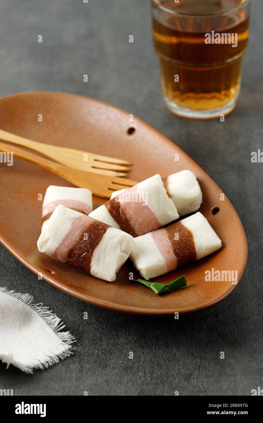 Getuk Tigna Warna ou Getuk Trio, en-cas javanais traditionnel sucré de Magelang. Un mélange de manioc et de noix de coco Banque D'Images