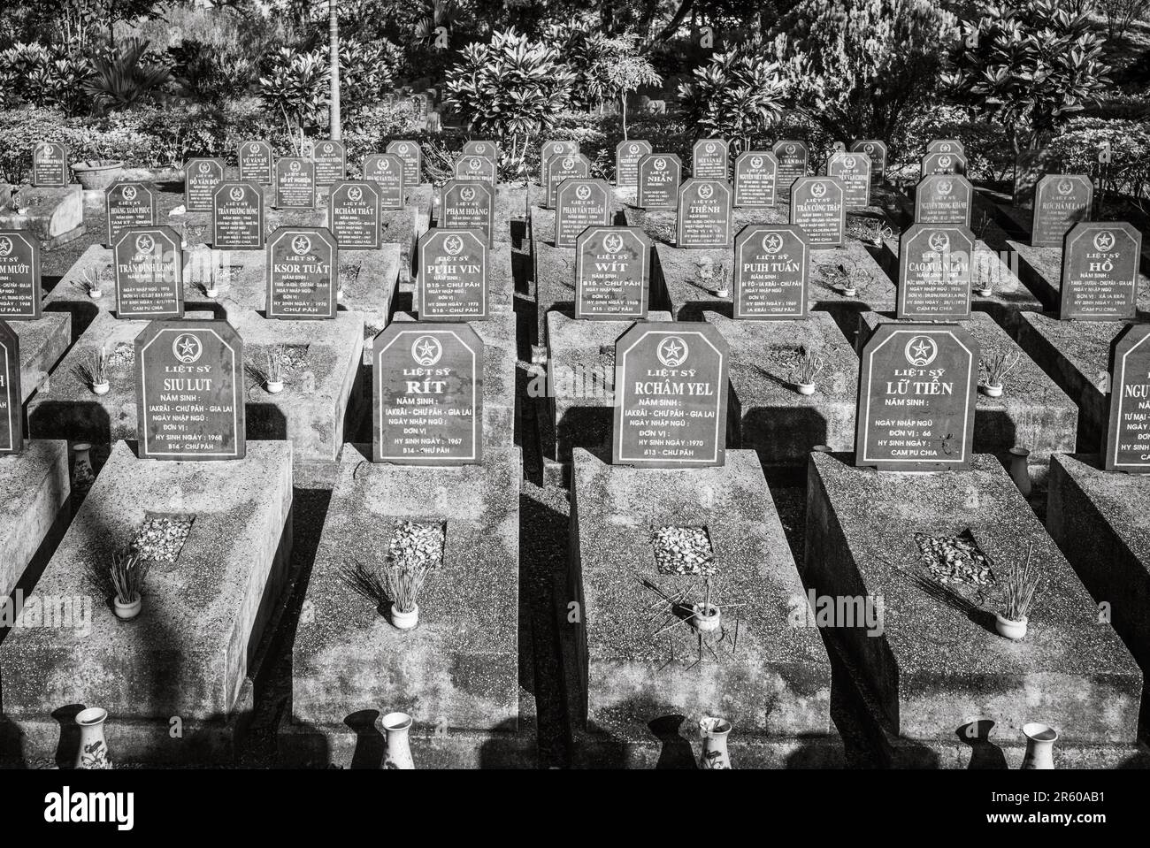 Tombes de guerre dans le cimetière des martyrs de guerre à IA GRAI, province de Gia Lai dans les Hautes-terres centrales du Vietnam. Les tombes contiennent principalement les restes de losa Banque D'Images