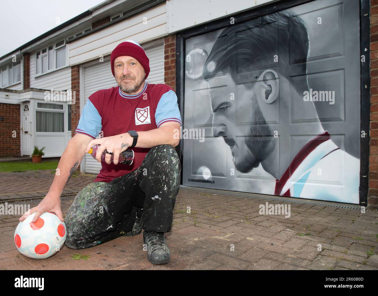 Royston, Hertfordshire, 6th juin 2023. Dave Nash, fan et artiste de West Ham, a peint en spray une fresque du capitaine de Hammers Declan Rice sur sa porte de garage à son domicile de Royston, Hertfordshire, en prévision de la finale de la coupe de conférence Europa de West Ham demain. Crédit : Jason Mitchell/Alay Live News Banque D'Images