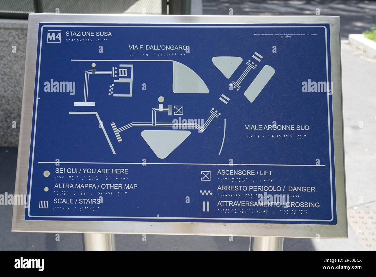 Susa Square station, panneau d'information pour les aveugles, nouvelle section du métro 4 vers l'aéroport Linate, Milan, Lombardie, Italie, Europe Banque D'Images