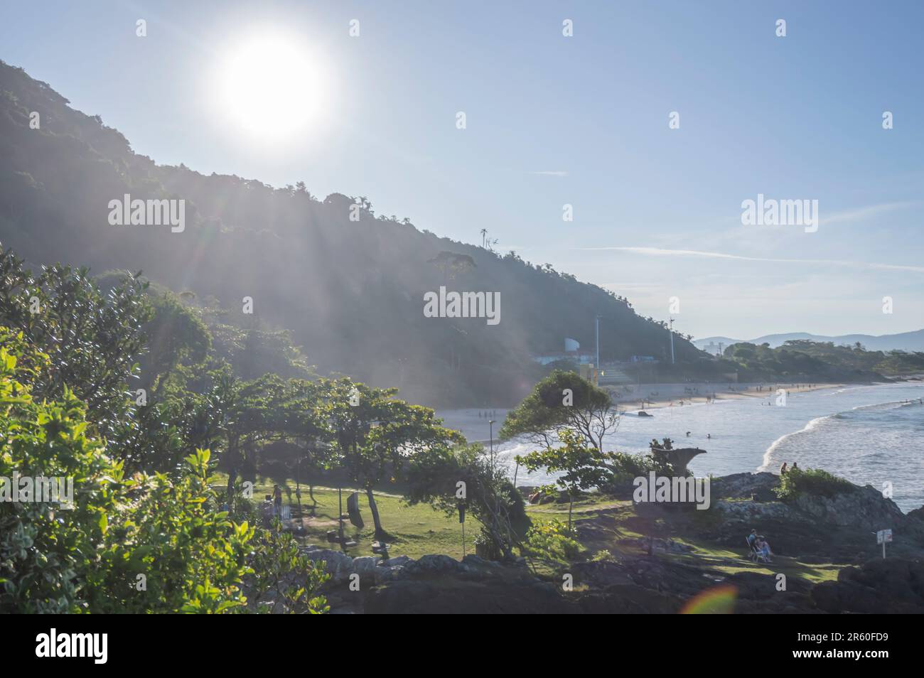 Paysage avec plage, mer, arbres et montagnes, concept de plage et de chaleur, l'endroit montre la silhouette de l'itajai dans l'état de santa catarina BRA Banque D'Images