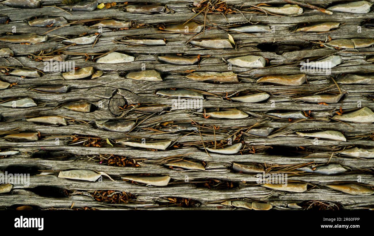 Batteur agricole artisanal d'époque, vue rapprochée, bois et rochers utilisés avec mule ou le bétail Banque D'Images