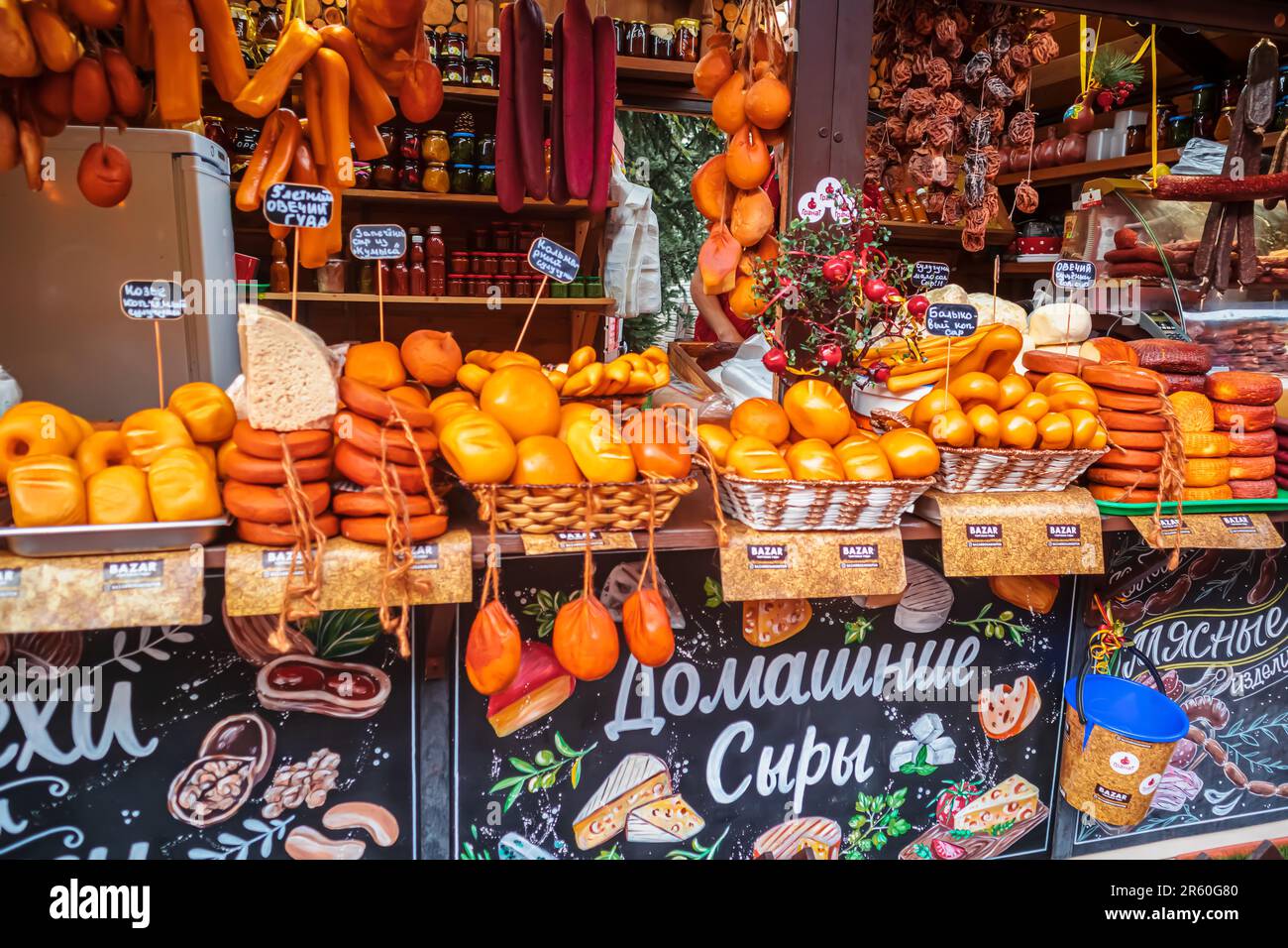 Comptoirs avec fromages faits maison sur le marché. Krasnaya Polyana, Sotchi, Russie - 14 octobre 2021. Banque D'Images