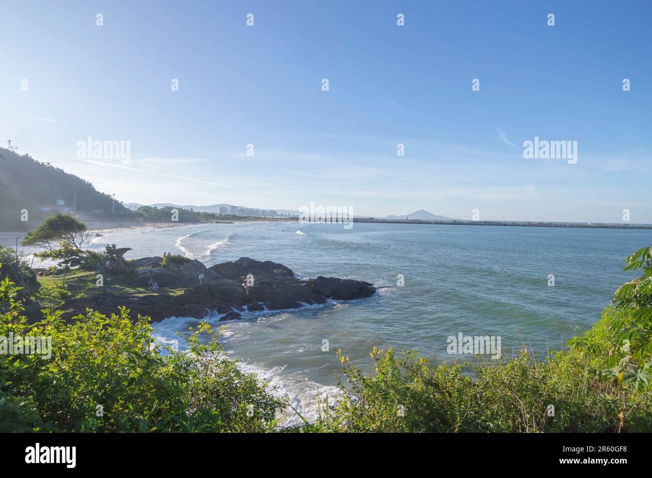 Paysage avec plage, mer, arbres et montagnes, concept de plage et de chaleur, l'endroit montre la silhouette de l'itajai dans l'état de santa catarina BRA Banque D'Images
