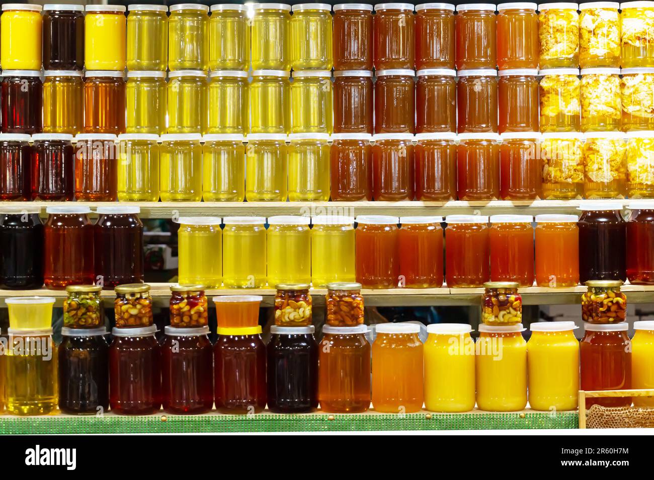 Différents types de miel sur le comptoir. Marché est. Makhachkala, Daghestan, Russie - 1 octobre 2022. Banque D'Images