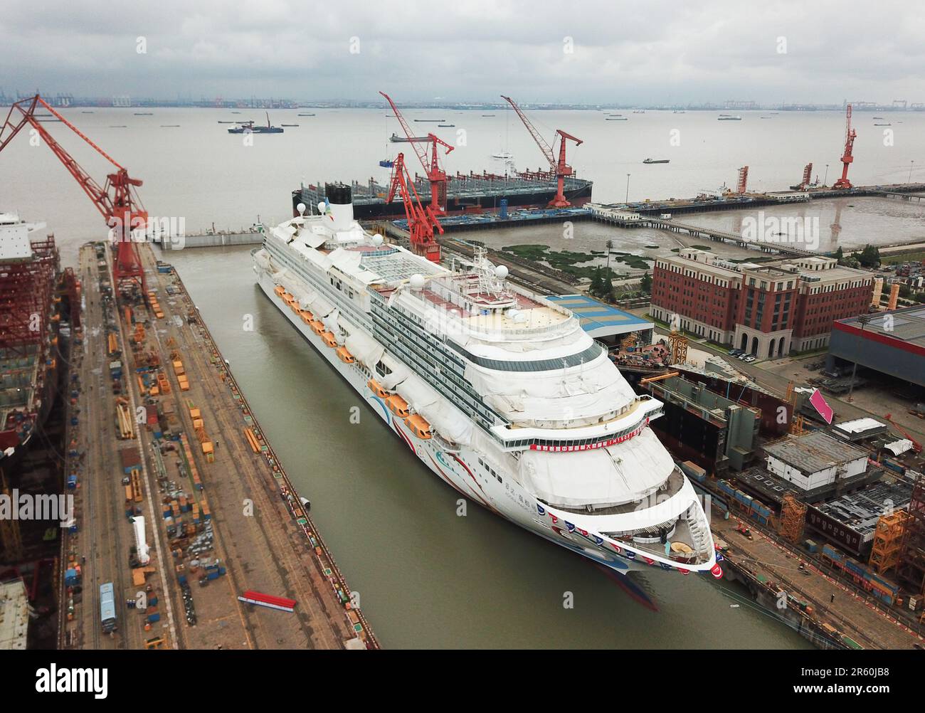 Shanghai. 6th juin 2023. Cette photo aérienne prise sur 6 juin 2023 montre le premier grand bateau de croisière chinois de construction nationale « Adora Magic City » dans l'est de la Chine à Shanghai. Mardi, le premier grand navire de croisière chinois construit sur le territoire national a terminé son quai à Shanghai, marquant ainsi sa transition complète vers l'étape de débogage de l'amarrage des quais. Le bateau de croisière « Adora Magic City » devrait être livré d'ici la fin de 2023. Crédit : Ding Ting/Xinhua/Alay Live News Banque D'Images