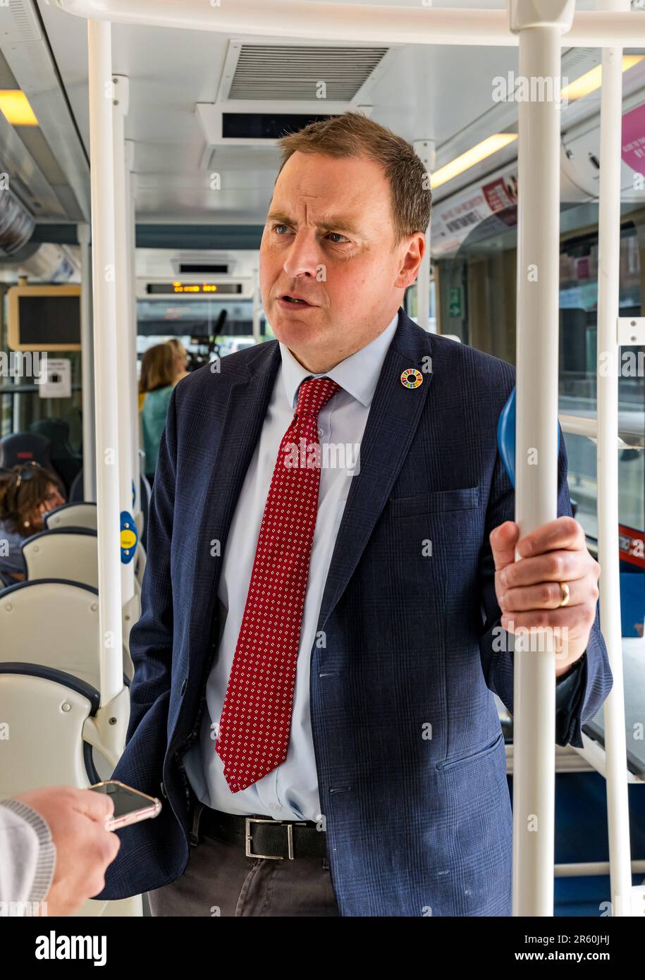 Édimbourg, Écosse, Royaume-Uni, 6 juin 2023. Tramways vers Newhaven : après 3,5 ans, l’extension de la ligne de tramway de la capitale est ouverte avec un voyage de presse spécial de Picardy place à Newhaven avant d’accueillir les passagers à partir de demain midi. Tramways à Newhaven ajoute 2,91 miles de voie reliant Leith et Newhaven à l'extrémité actuelle de la ligne de tramway d'Édimbourg à York place avec 8 nouveaux arrêts. Photo : conseiller Scott Arthur, coordonnateur des transports et de l'environnement. Crédit : Sally Anderson/Alamy Live News Banque D'Images