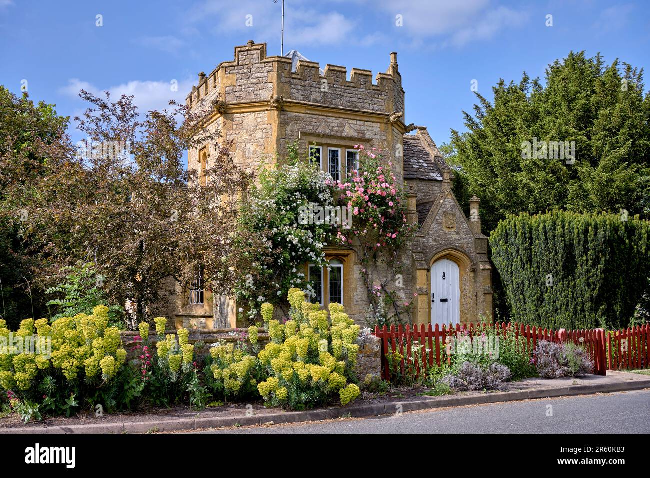 Pavillon anglais pittoresque abritant des pierres de Cotswold avec un toit à créneaux. c.1800, maison anglaise traditionnelle dans un cadre rural. Angleterre Royaume-Uni Banque D'Images