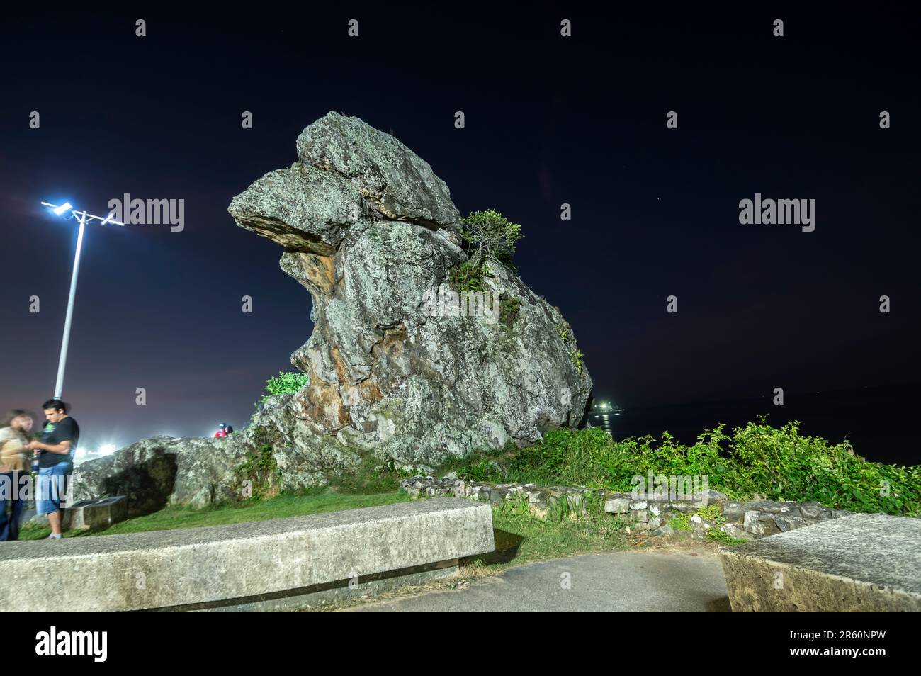 Itajaí-sc,brésil-juin 04,2023 le bec de Parrot, site touristique connu sous le nom de Bico do papagaio la nuit avec des lumières autour de vous, le tourisme à itajai. Banque D'Images