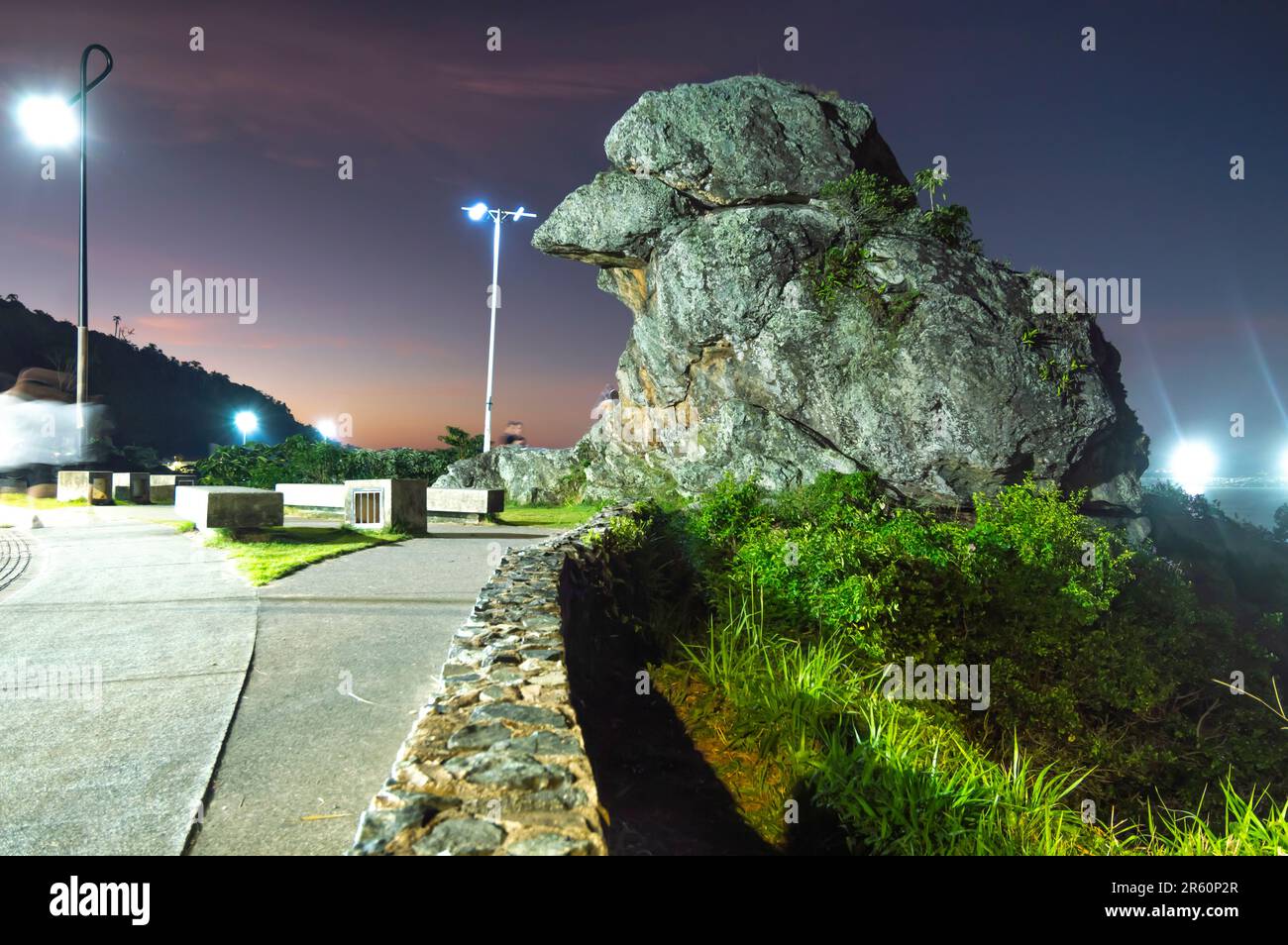 Itajaí-sc,brésil-juin 04,2023 le bec de Parrot, site touristique connu sous le nom de Bico do papagaio la nuit avec des lumières autour de vous, le tourisme à itajai. Banque D'Images