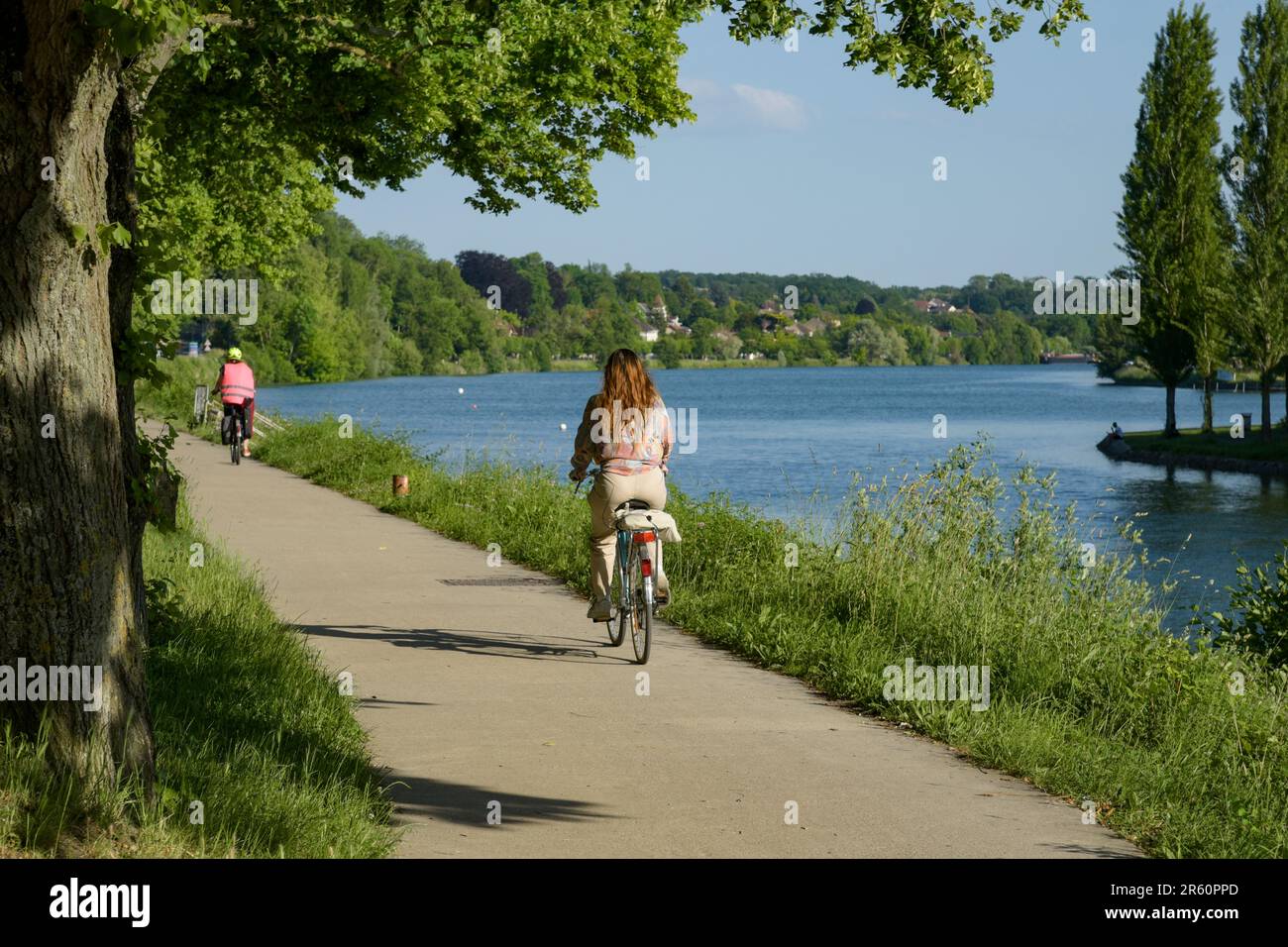Vue sur une piste cyclable le long de la Seine sur la ville de Melun en  Seine et Marne en France Photo Stock - Alamy