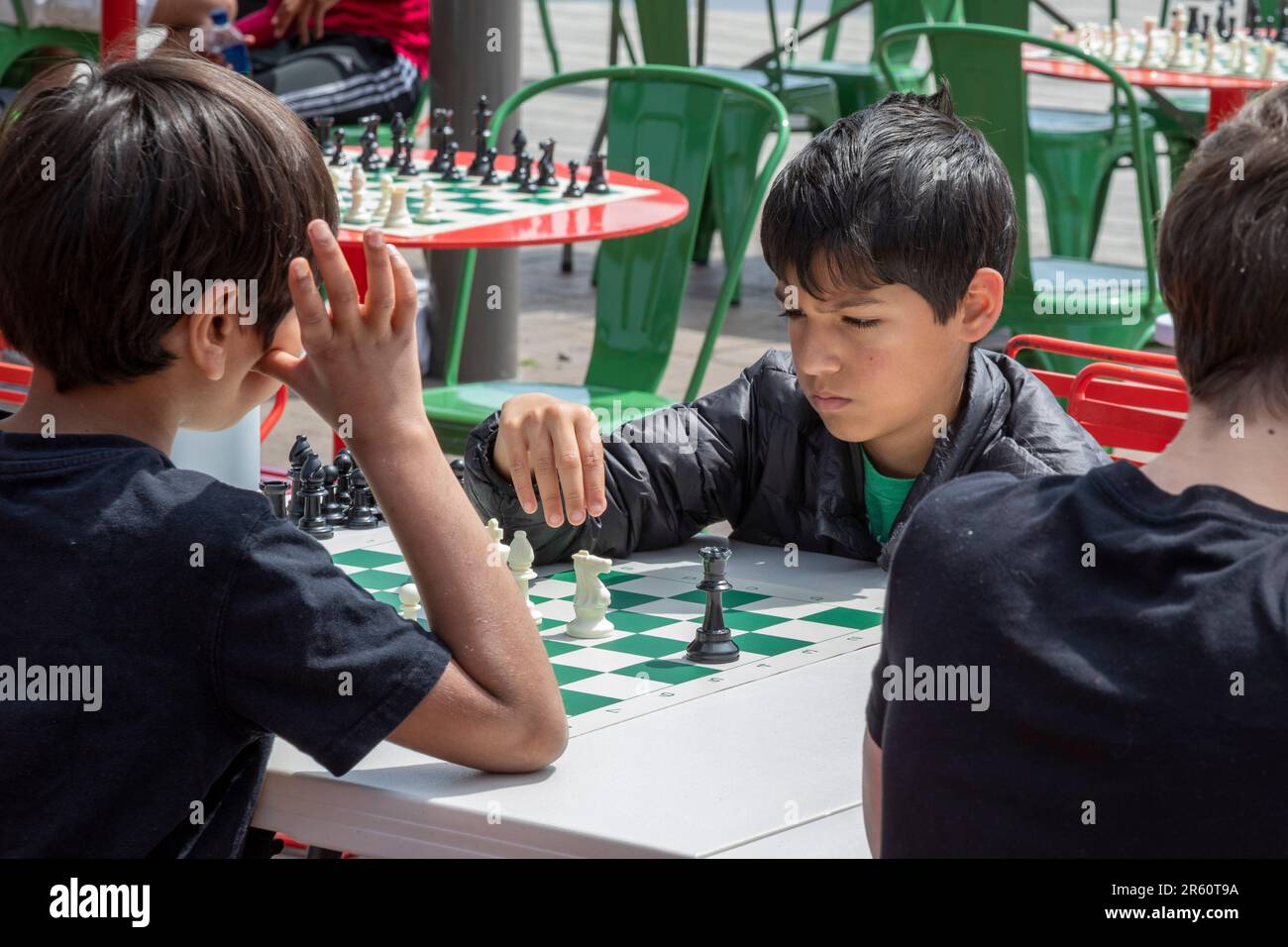 Washington, DC - les enfants jouent aux échecs à l'Eastern Market Metro Plaza sur Capitol Hill. Le tournoi d'échecs a été organisé par les États-Unis Centre d'échecs. Banque D'Images