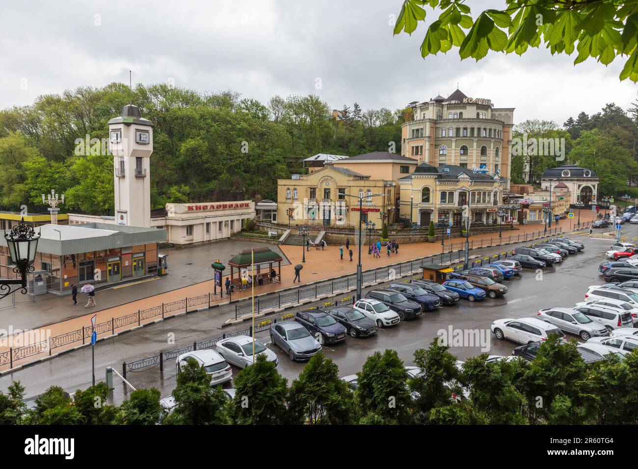Kislovodsk, Russie - 8 mai 2023 : vue sur la rue de Vokzalnaya avec la tour de l'horloge à la gare centrale de Kislovodsk. Les gens ordinaires marchent dans la rue o Banque D'Images