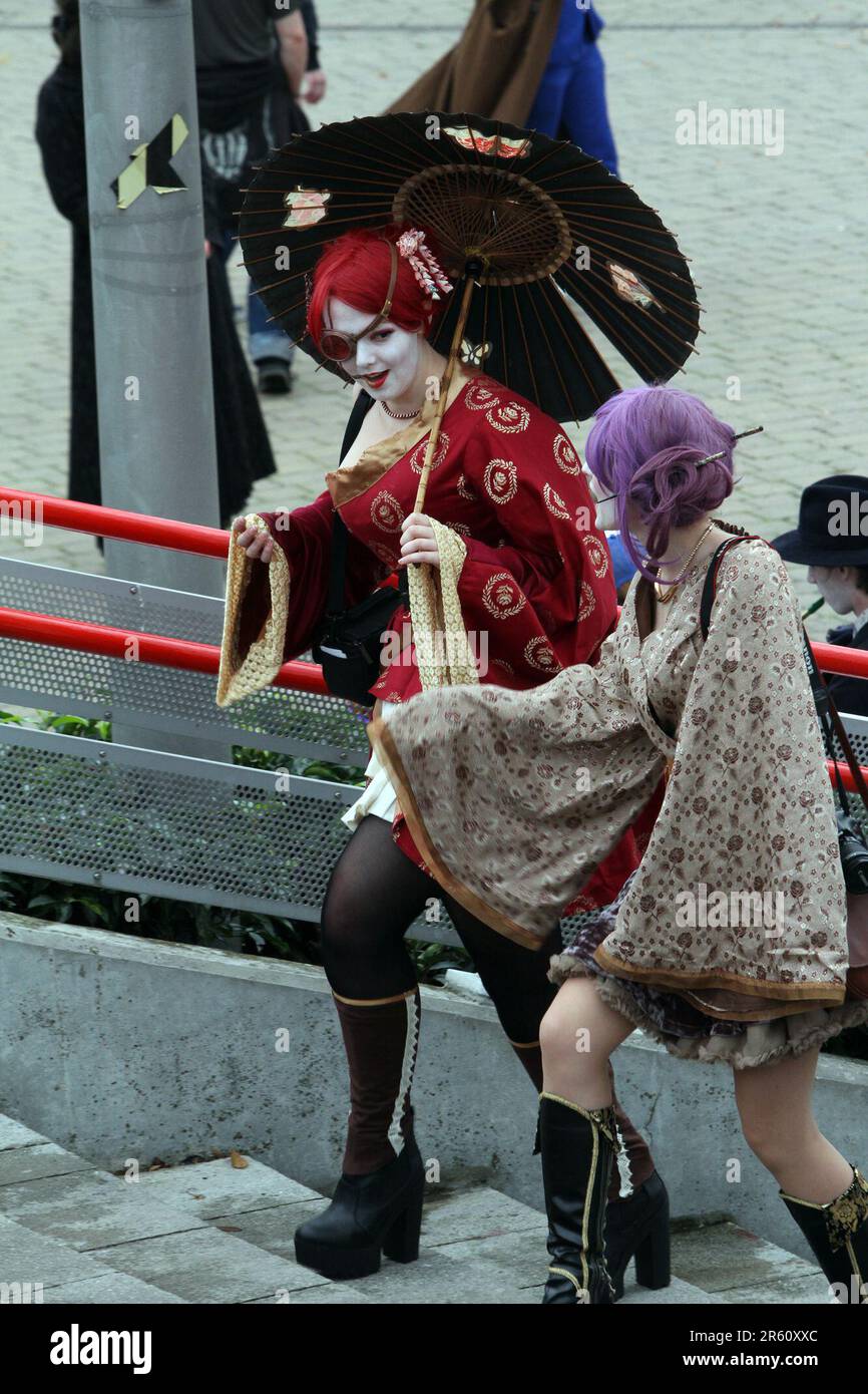 Les amateurs de costumes assistent au mcm London Comic con convention d'octobre au Excel Center de Londres Banque D'Images