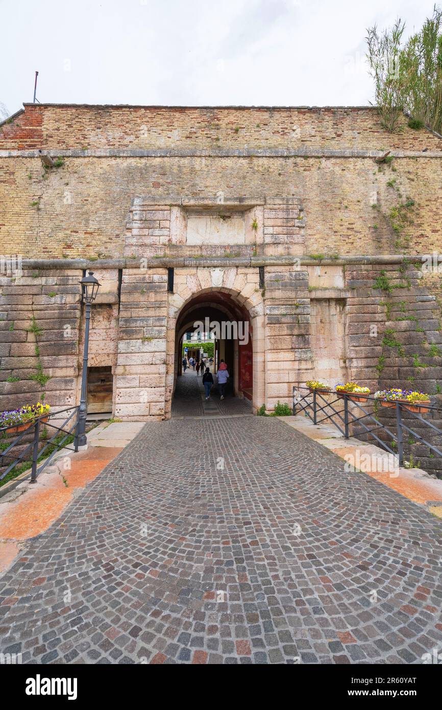 Pont Porta Brescia, Peschiera del Garda, Vénétie, Italie, Europe Banque D'Images