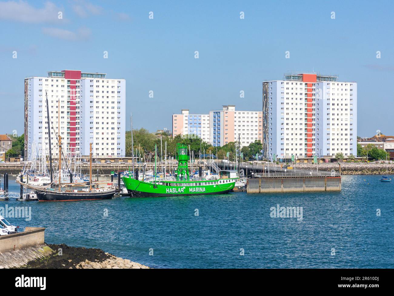 Seawood et Harbour Tower appartements blocs et Haslar Lightship de Portsmouth Harbour, Portsmouth, Hampshire, Angleterre, Royaume-Uni Banque D'Images