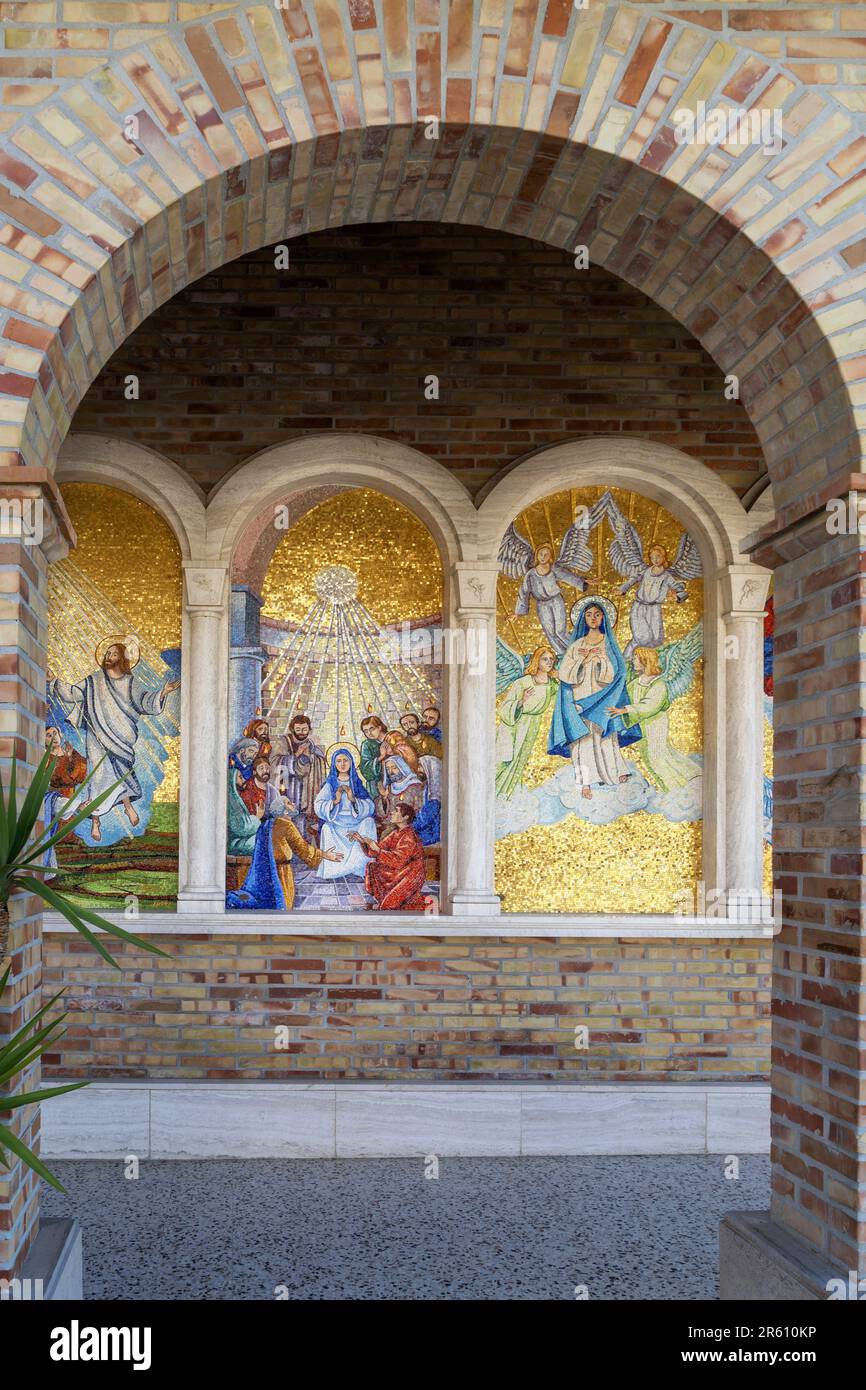 Via dello Splendore rue, Temple de notre Dame de la splendeur, mosaïques du Portico del Rosario, Giulianova, Abruzzo, Italie, Europe Banque D'Images