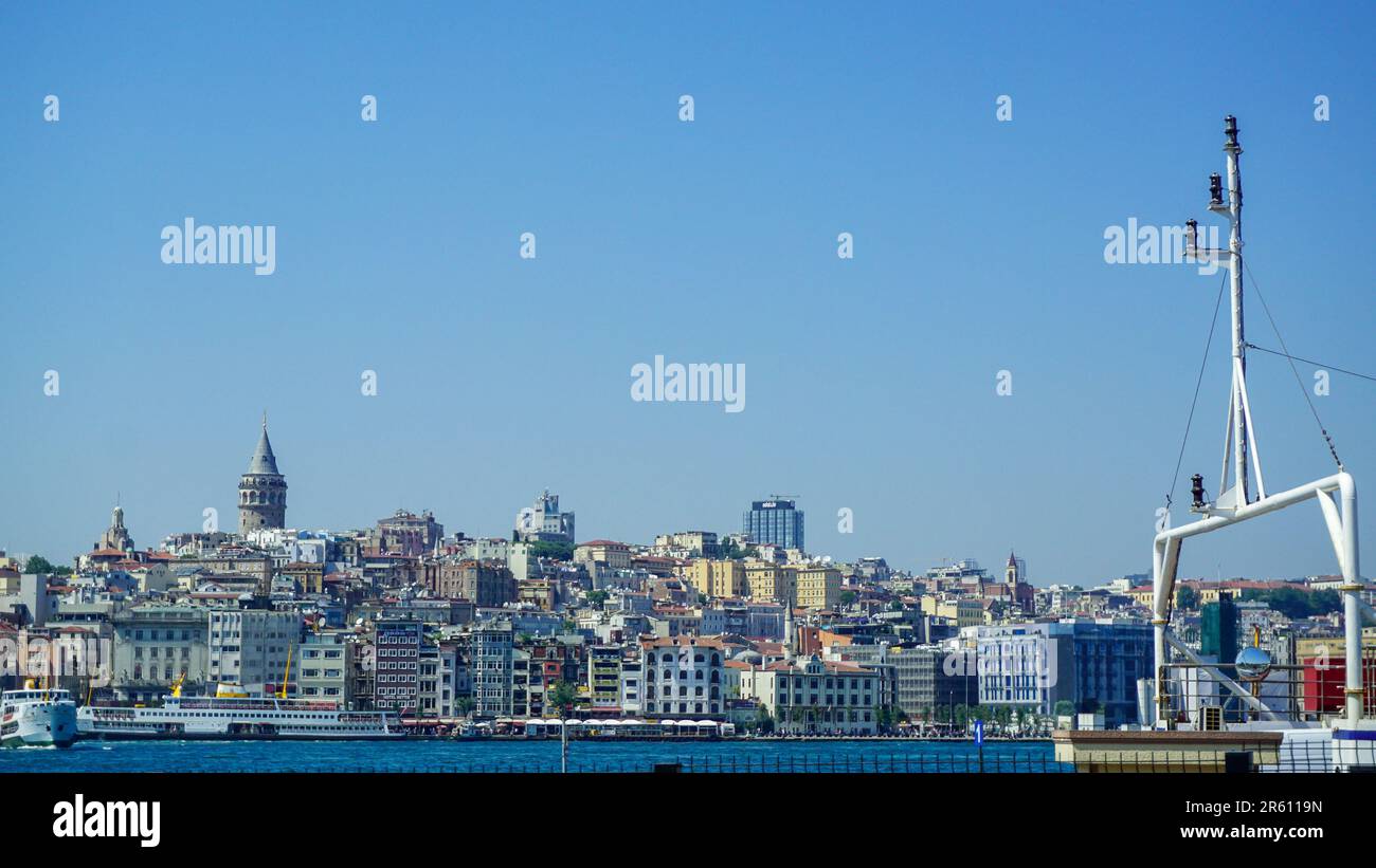 24 juillet 2017 Istanbul Turquie Pont du bosphore doré et navires sur la mer de Marmara Banque D'Images