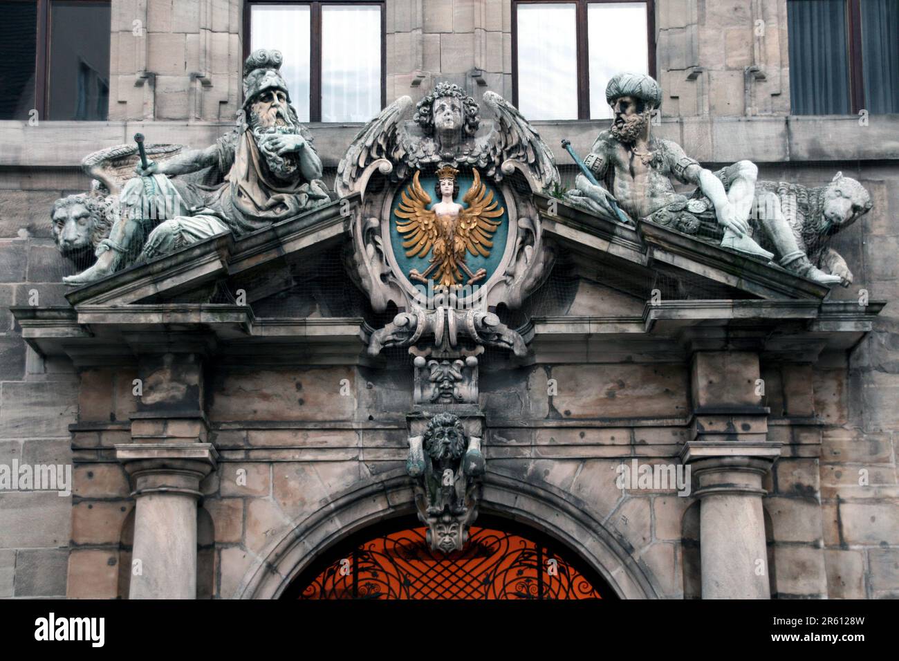 Une image de la grande entrée d'un grand bâtiment avec des sculptures ornementées qui l'ornent Banque D'Images
