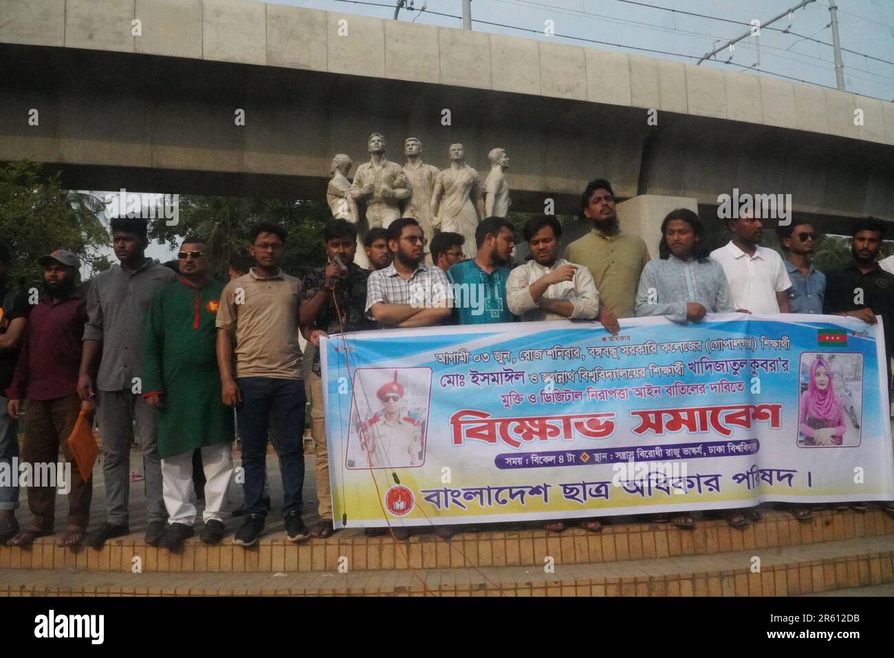 Dhaka, Bangladesh. 03rd juin 2023. Des activistes et des étudiants protestent contre l'abolition de la loi de 2018 sur la sécurité numérique, une loi sur la sécurité numérique devant la sculpture du Raju Memorial anti-terrorisme près de l'Université de Dhaka. (Photo de MD Mehedi Hasan/Pacific Press) Credit: Pacific Press Media production Corp./Alay Live News Banque D'Images