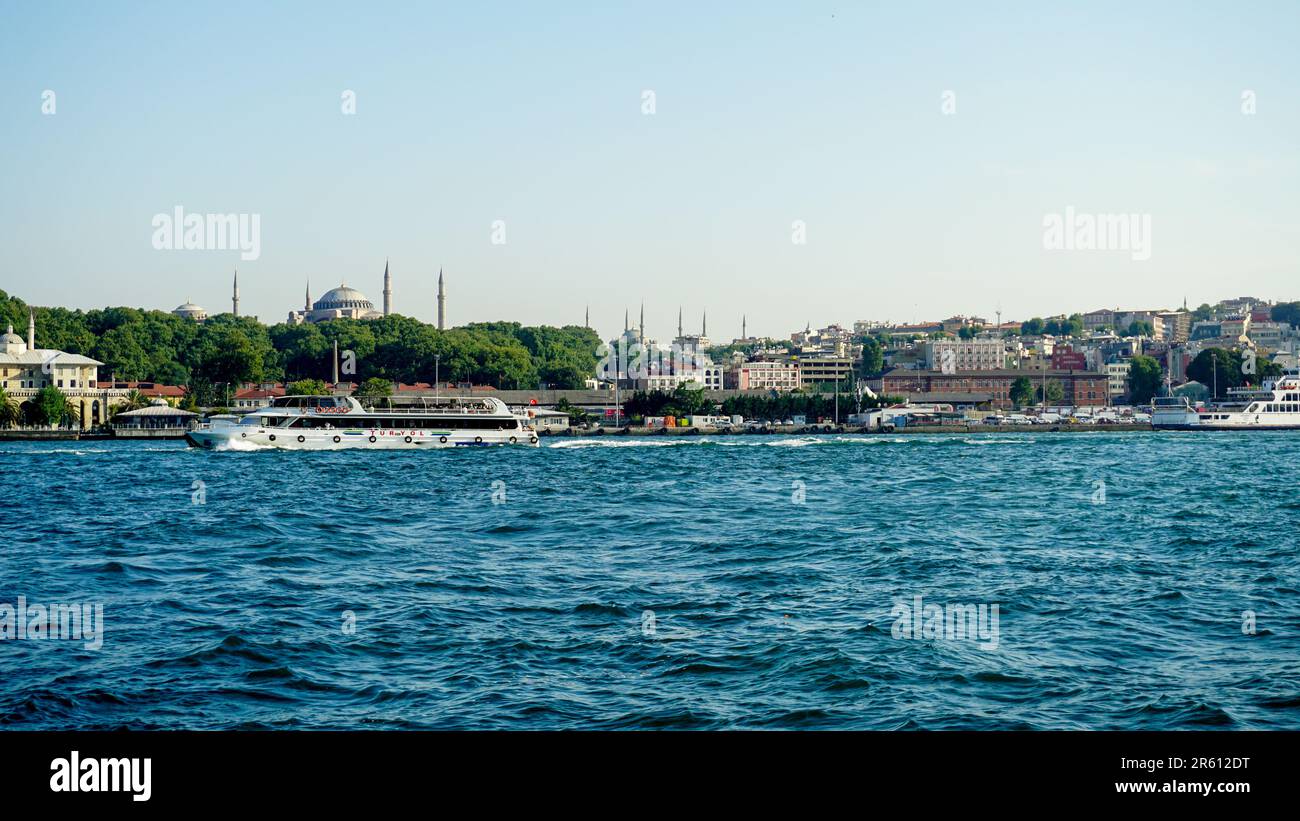 24 juillet 2017 Istanbul Turquie Pont du bosphore doré et navires sur la mer de Marmara Banque D'Images