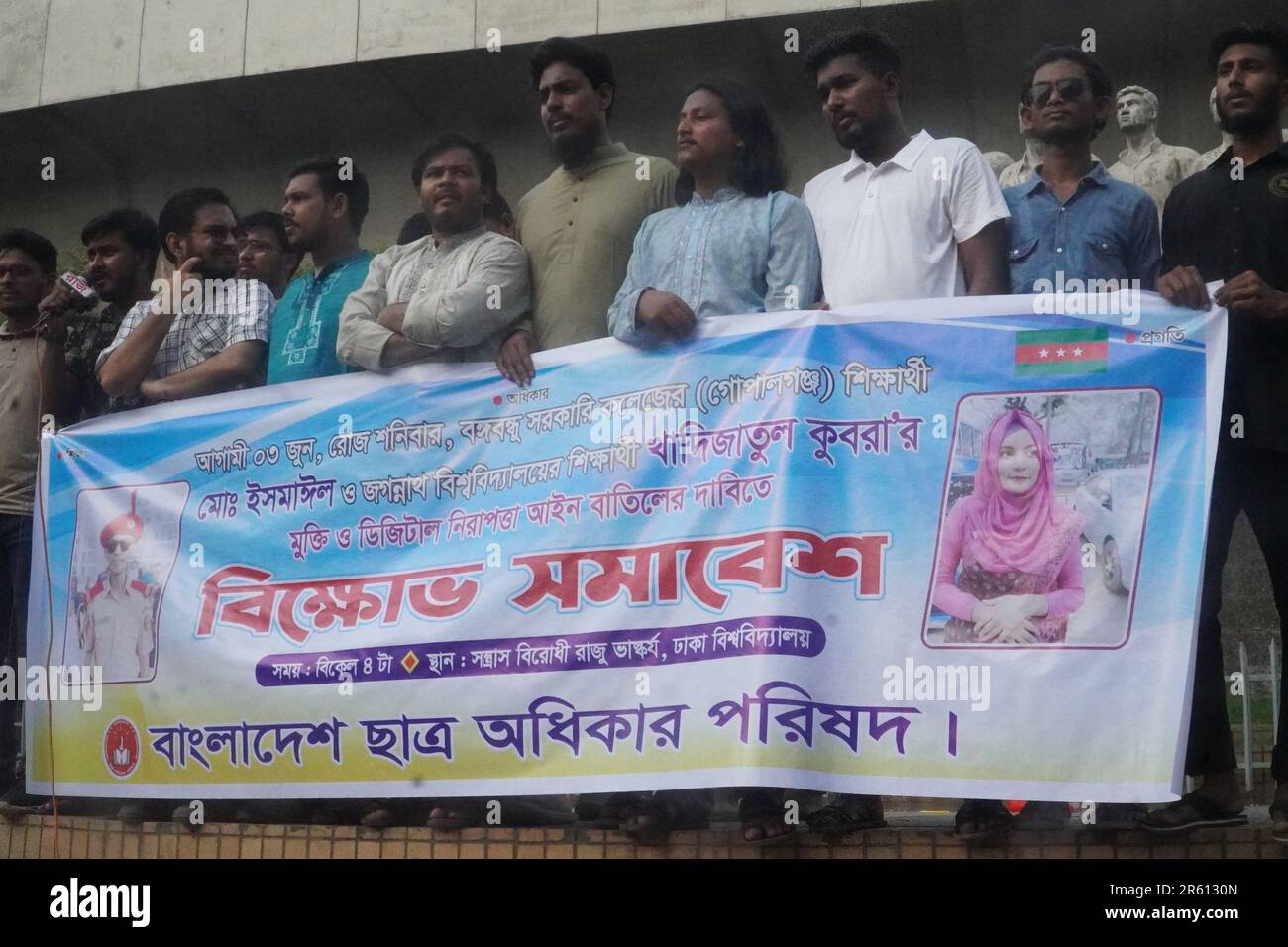 Dhaka, Bangladesh. 3rd juin 2023. Des activistes et des étudiants protestent contre l'abolition de la loi de 2018 sur la sécurité numérique, une loi sur la sécurité numérique devant la sculpture du Raju Memorial anti-terrorisme près de l'Université de Dhaka. (Credit image: © MD Mehedi Hasan/Pacific Press via ZUMA Press Wire) USAGE ÉDITORIAL SEULEMENT! Non destiné À un usage commercial ! Banque D'Images