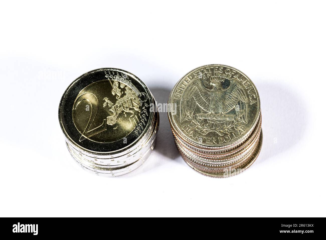 Les pièces en euros de l'Union européenne et les dollars américains sur fond blanc. Banque D'Images