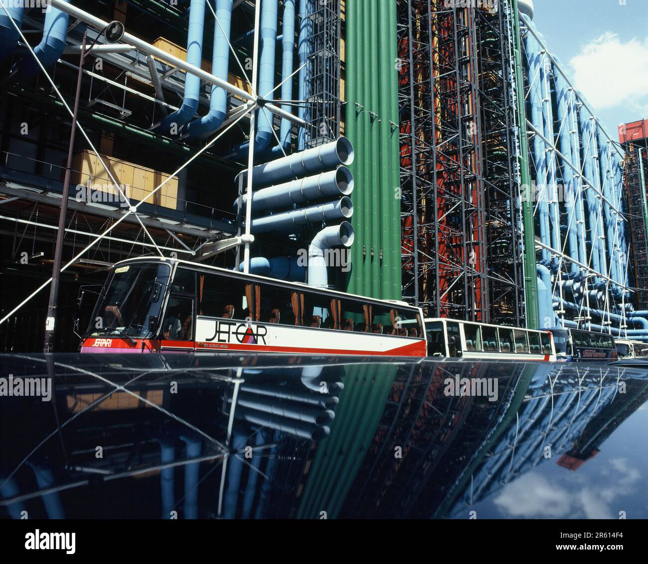 France. Paris. Centre culturel Pompidou avec autocars touristiques. Banque D'Images