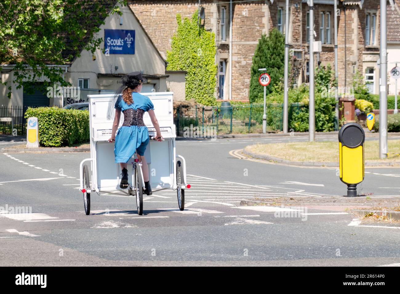 Chloe Marie Aston, un busseur dans le sud-ouest de l'Angleterre, à bord de son Piano Bike unique d'un endroit à l'autre. Banque D'Images