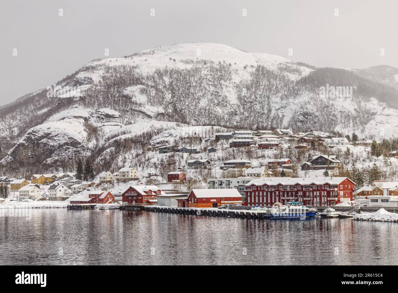 Tromso, Troms og Finnmark, Norvège - montagnes, littoral et port après la neige vue depuis le navire sur le fjord en hiver Banque D'Images