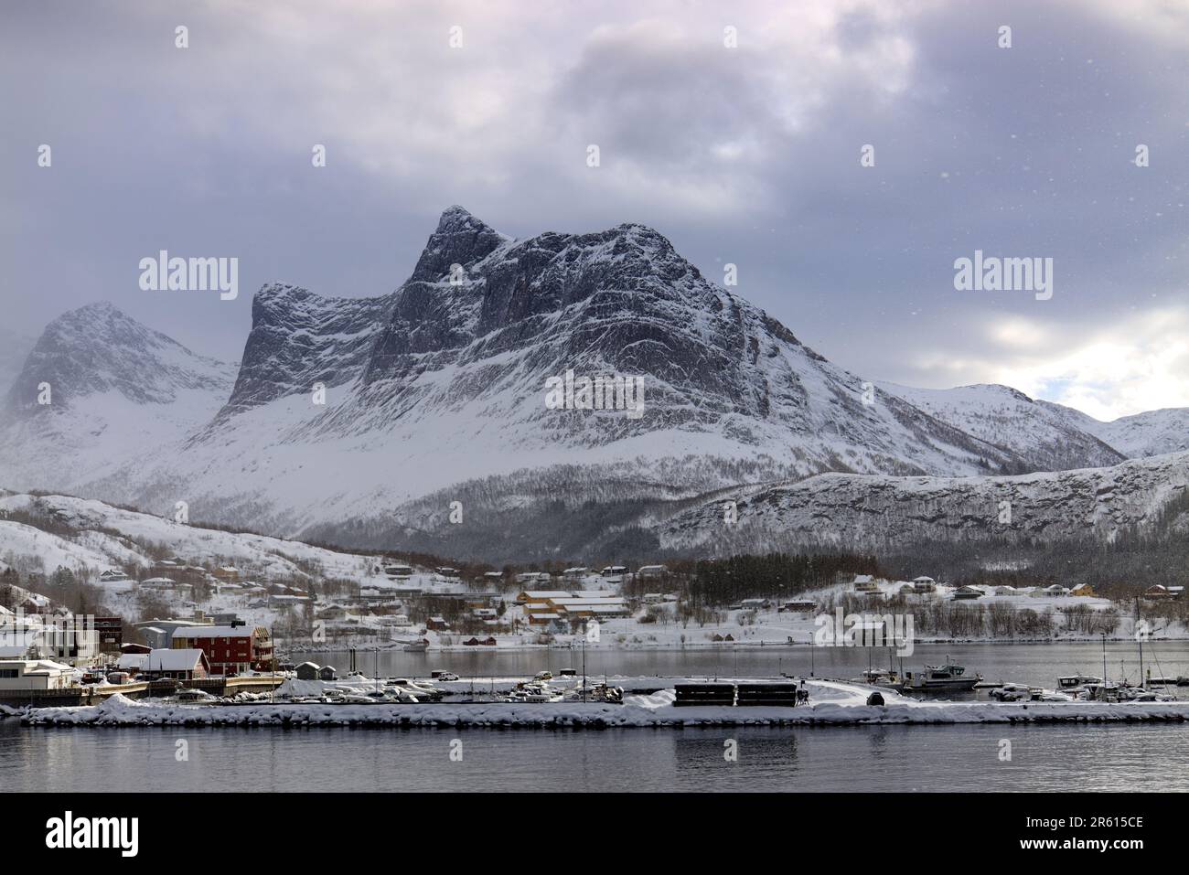 Tromso, Troms og Finnmark, Norvège - montagnes, littoral et port après la neige vue depuis le navire sur le fjord en hiver Banque D'Images