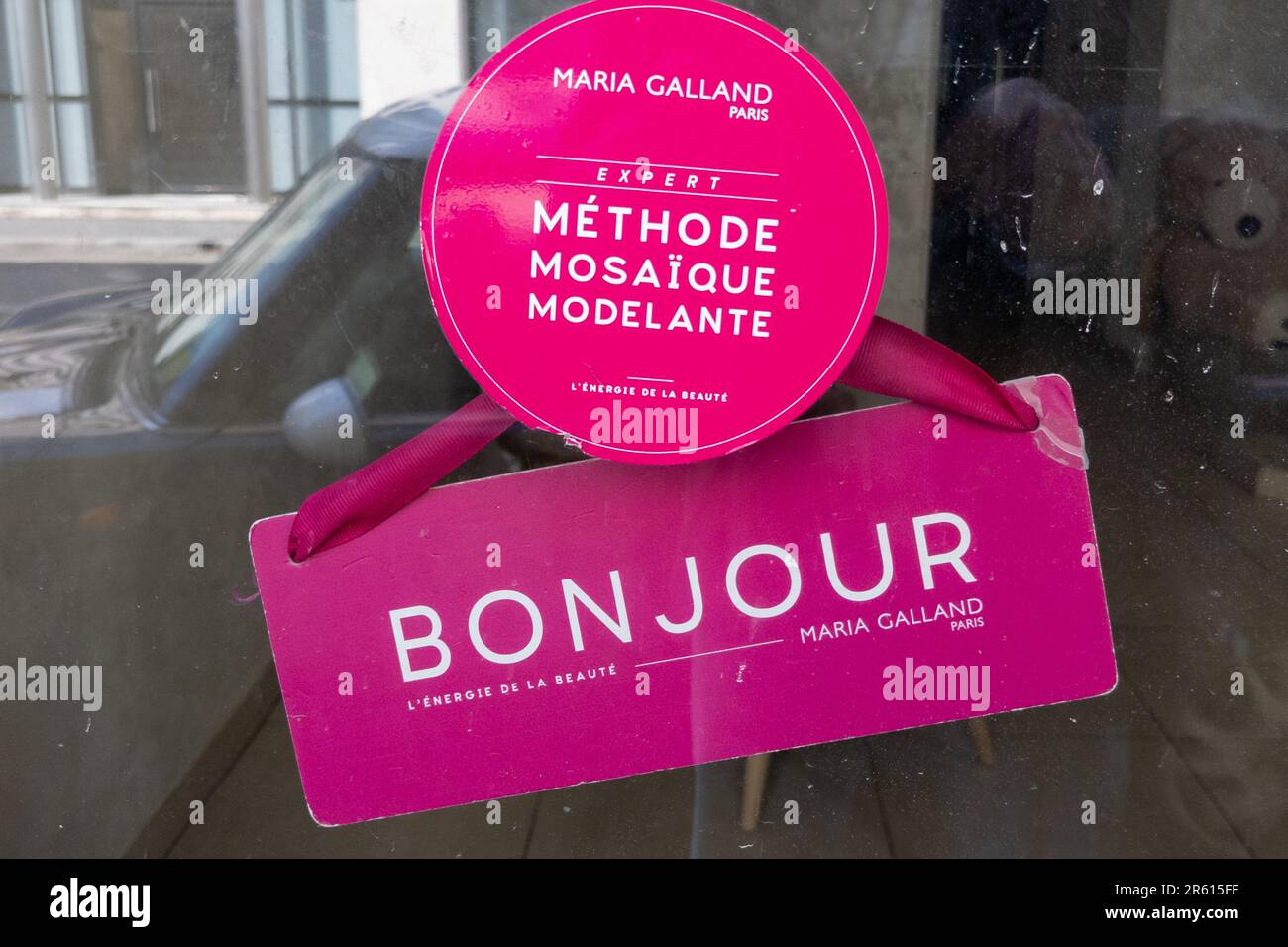 Bordeaux , Aquitaine France - 06 01 2023 : Maria Galland paris Institut de Beauté texte logo hello welcom sur la boutique enseigne de la chaîne des cosmétiques s Banque D'Images