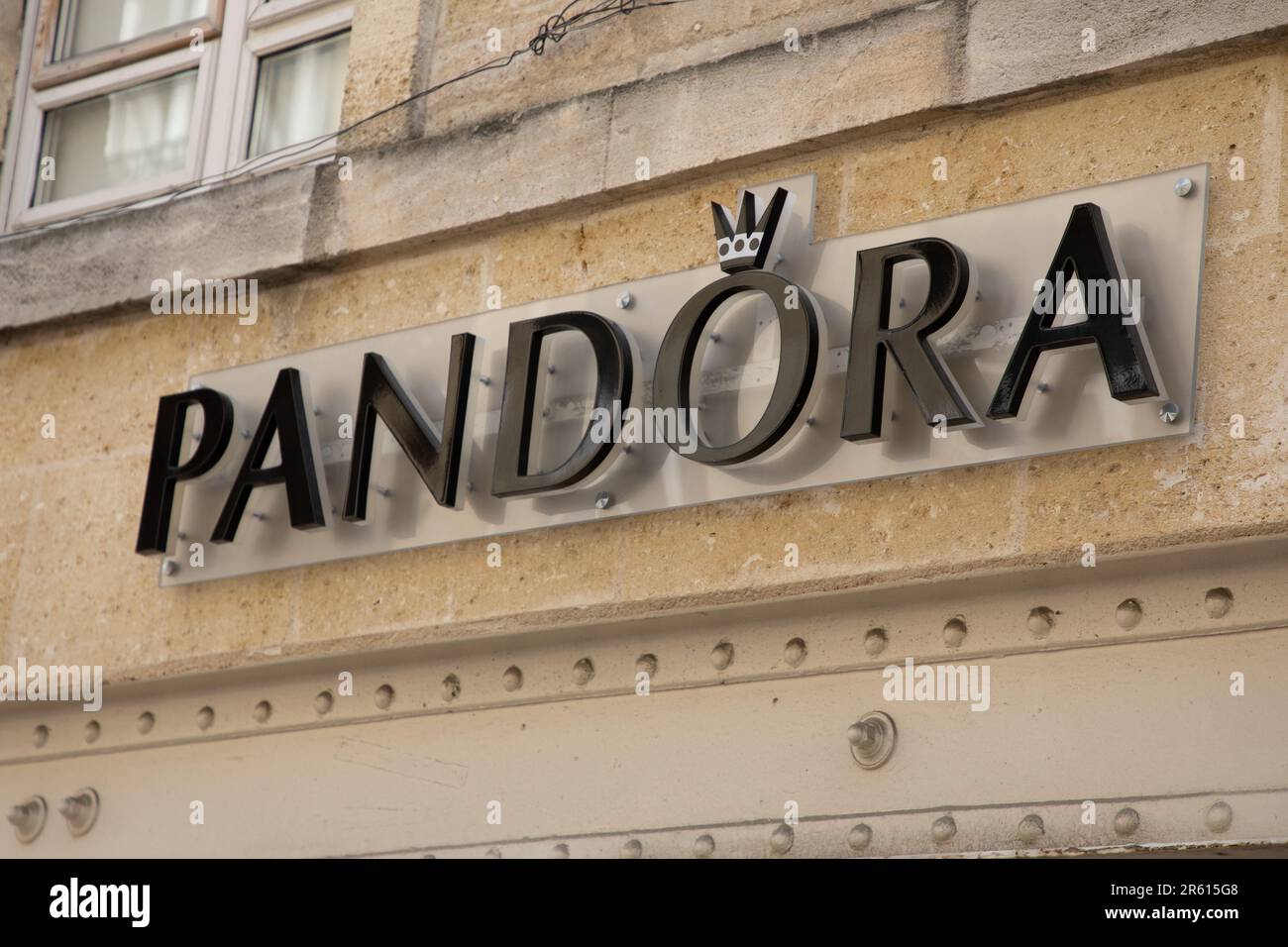 Bordeaux , Aquitaine France - 06 06 2023 : pandora signe texte magasin  chaîne et logo marque boutique sur façade mur boutique entrée bijoux Photo  Stock - Alamy
