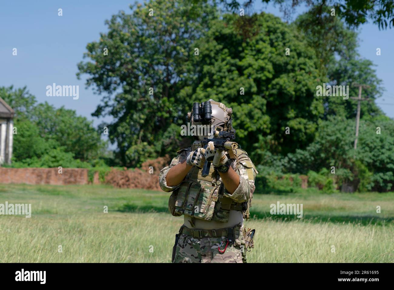 Soldat dans la guerre civile, ruine bâtiment. Concept de guerre civile et de guerre du quart fermé. Banque D'Images