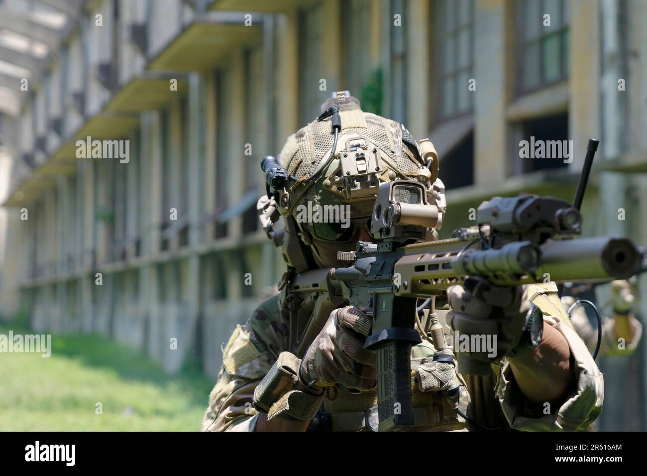 Soldat dans la guerre civile, ruine bâtiment. Concept de guerre civile et de guerre du quart fermé. Banque D'Images