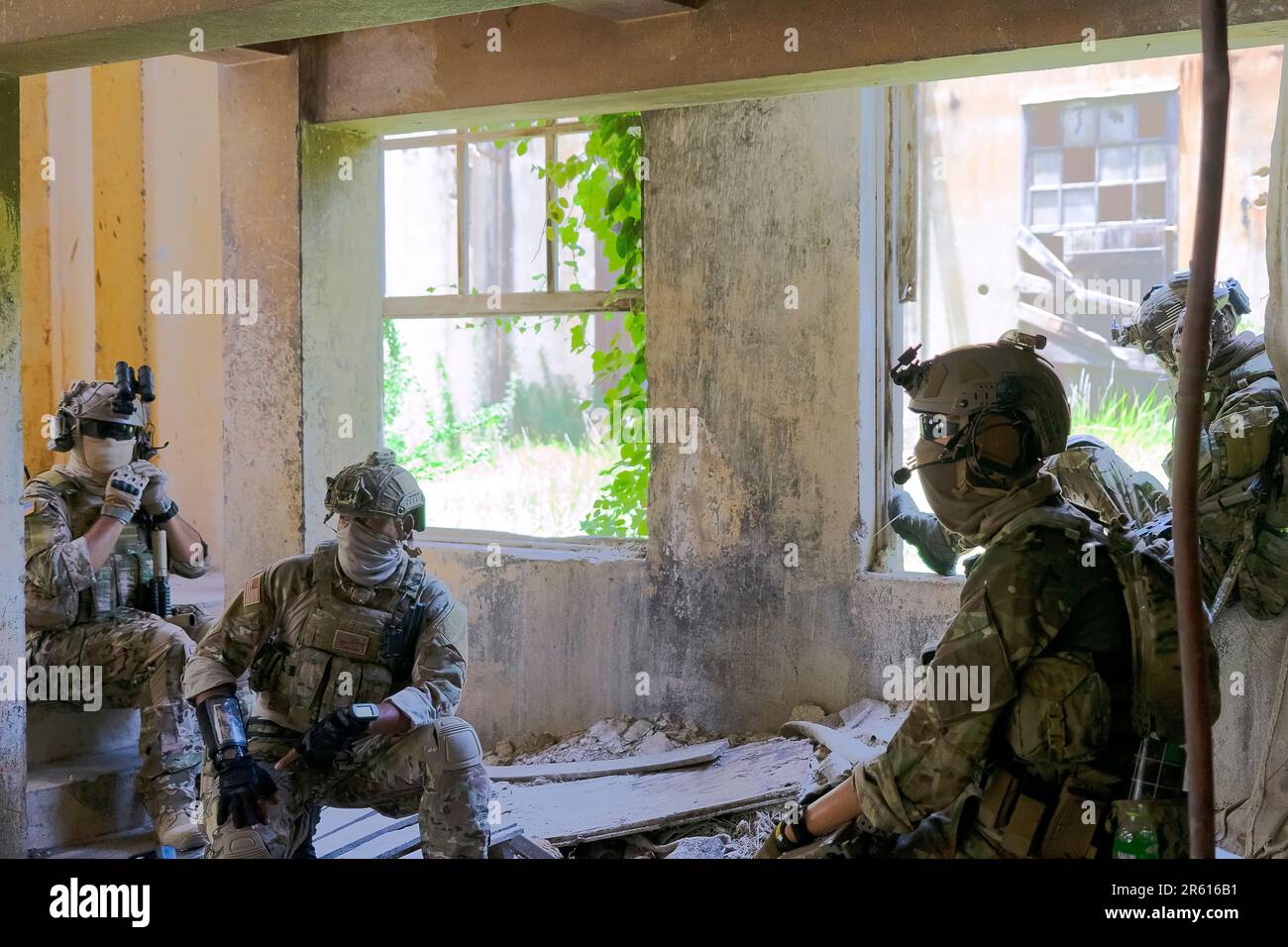 Soldat dans la guerre civile, ruine bâtiment. Concept de guerre civile et de guerre du quart fermé. Banque D'Images