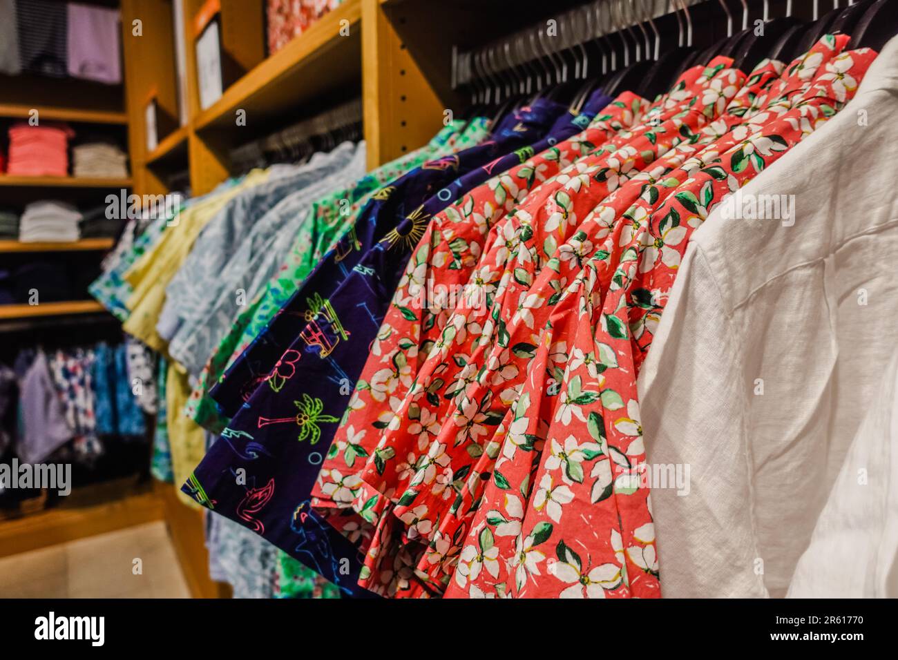 Gros plan des chemises hawaïennes sur un porte-vêtements à l'intérieur d'un magasin aux États-Unis Banque D'Images