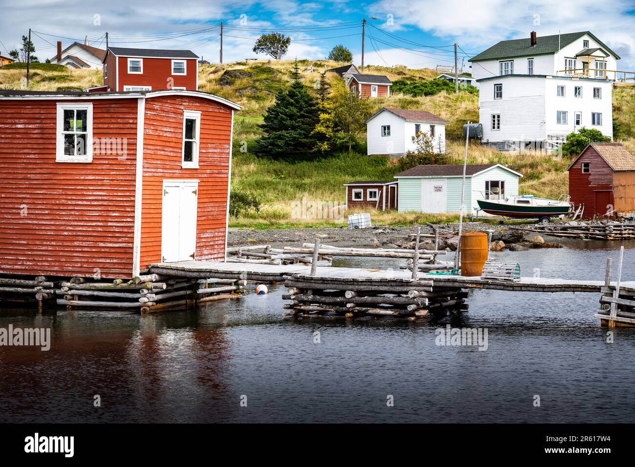 Les maisons de la côte est et les cabanes de pêche sur les vieux quais en bois surplombant la baie Trinity près de Port Union Terre-Neuve-et-Labrador Canada. Banque D'Images