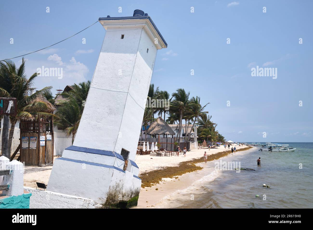 Le phare de Pise ou Faro Inclnado à Puerto Morelos Yucatan Mexique Banque D'Images Le phare de Pise ou Faro Inclnado à Puerto Morelos Yucatan Mexique Banque D'Images