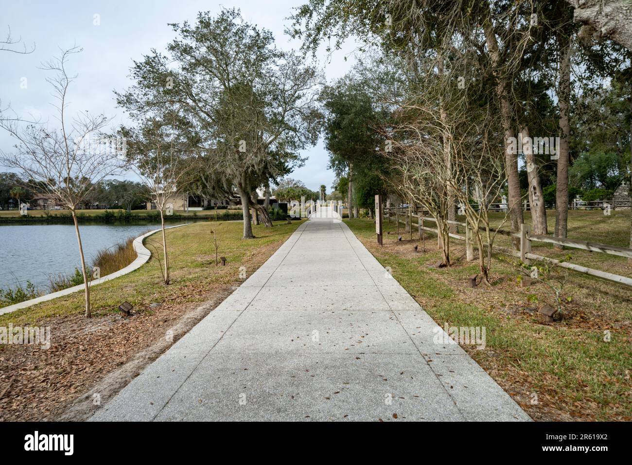 Sentier de randonnée en béton sur le terrain de la Mission nombre de Dios à St. Augustine, Floride Banque D'Images