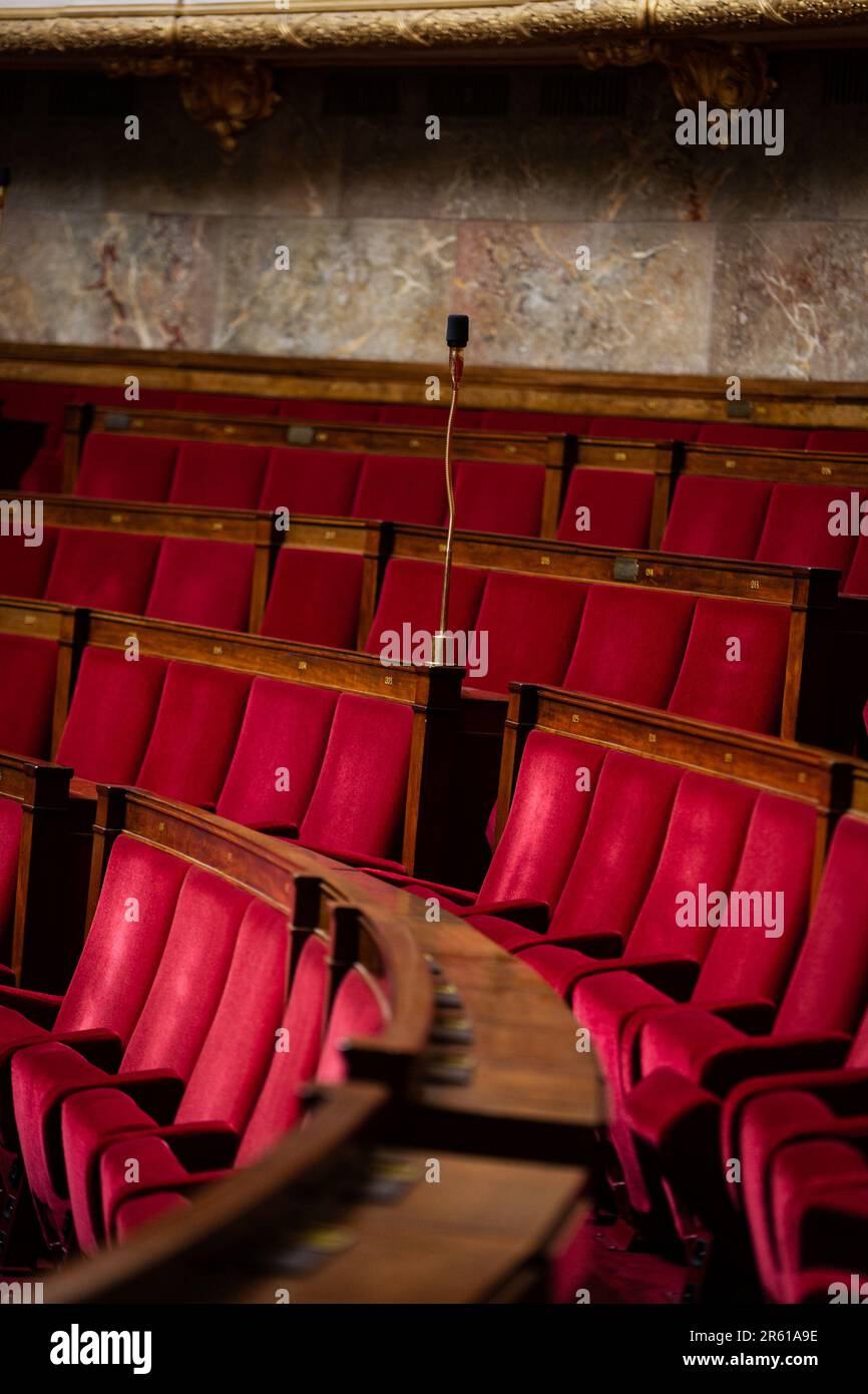 Vue sur l'hémicycle de l'Assemblée nationale française au Palais Bourbon. L'Assemblée nationale a ensuite rejeté le projet de règlement budgétaire et l'approbation des comptes pour les années 2021 et 2022 au Palais Bourbon. Banque D'Images