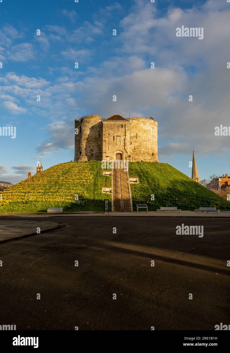 Cliffords Tower avec des jonquilles jaunes fleurissant sur la butte, tiré de The Eye of York, Royaume-Uni. Banque D'Images