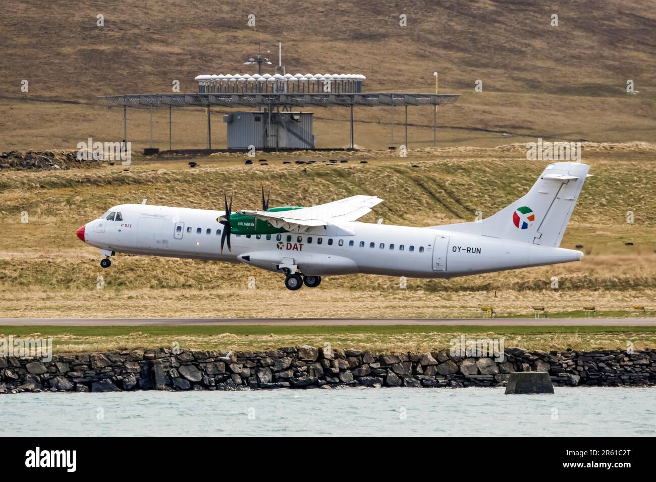 ATR 72 'avion de DAT ou Danish Air transport, enregistrement OY-RUN, décollage de l'aéroport de Sumburgh sur Shetland en avril 2023. Banque D'Images