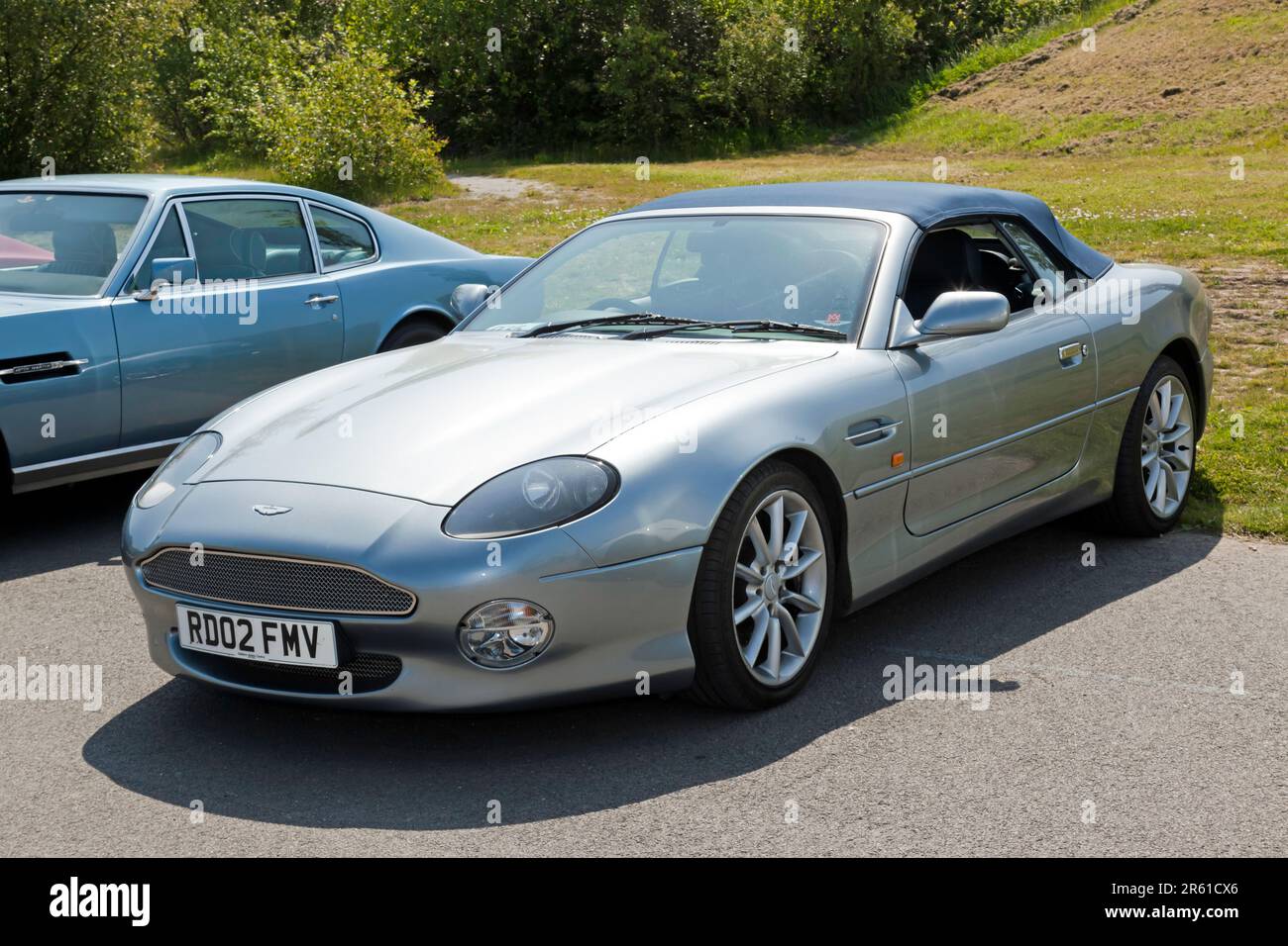 Vue de trois quarts avant d'un Silver 2002, Aston Martin DB7 V12 Vantage, exposé au salon de l'auto Deal Classic 2023 Banque D'Images