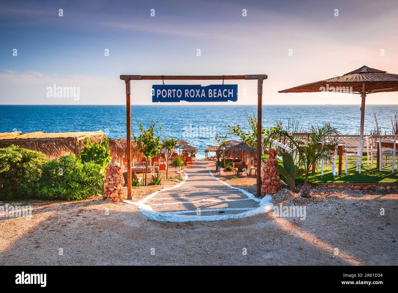 Zakynthos, Grèce. Pittoresque plage rocheuse de Porto Roxa située sur la côte ouest de Zante, dans les îles grecques. Banque D'Images