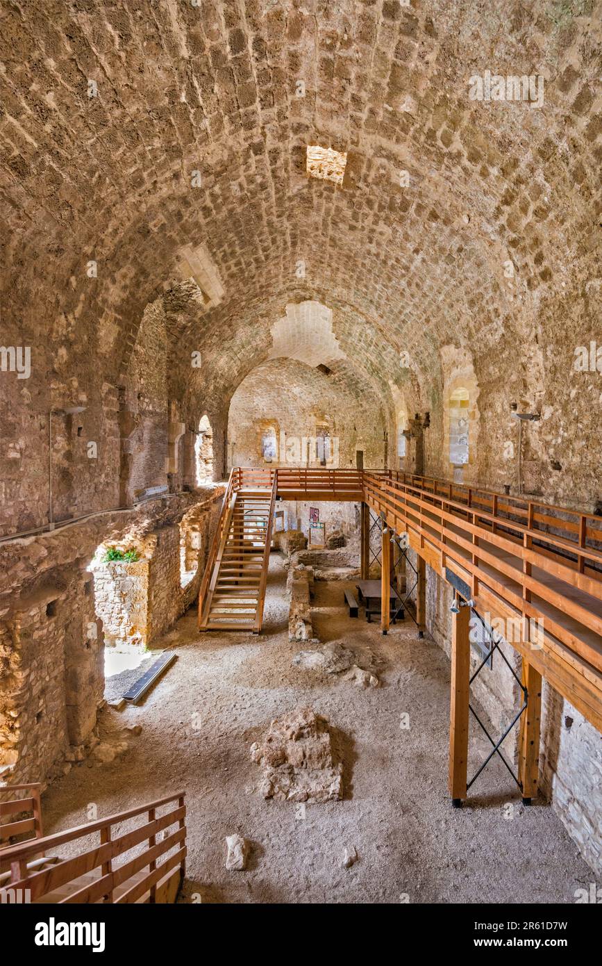 Galerie voûtée dans le donjon, Château de Frankish de Chlemoutsi, 13th siècle, près du village de Kastro, péninsule du Péloponnèse, région de la Grèce occidentale, Grèce Banque D'Images